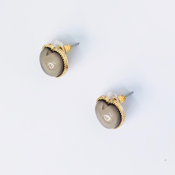 New! Vintage Gray Resin Heart Studs Earrings - Picture 2 of 3